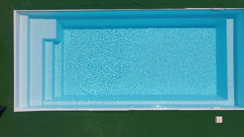 PISCINE COQUE POLYESTER A FOND PLAT MODELE :  SHERRY LOUNGE A LORGUES