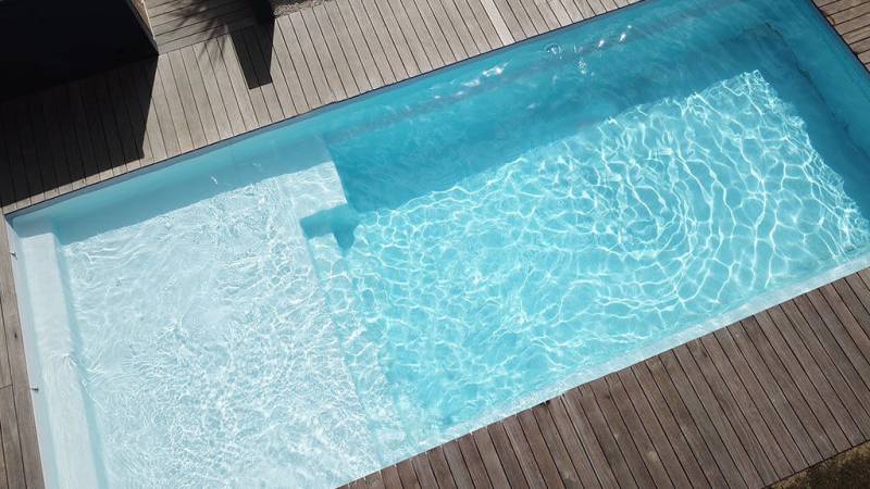 PISCINE COQUE POLYESTER FOND PLAT : SHERRY LOUNGE BEACH XL, XXL A SAINTE MAXIME PROCHE DE ST TROPEZ