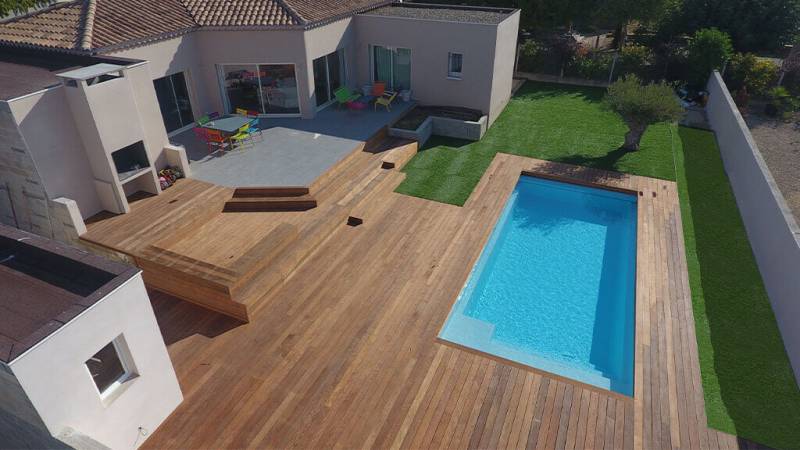 PISCINE COQUE POLYESTER A FOND PLAT MODELE :  SHERRY LOUNGE A LORGUES