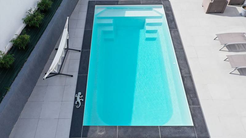 PISCINE COQUE POLYESTER A FOND PLAT MODELE : SUNSHINE 6 A  DRAGUIGNAN
