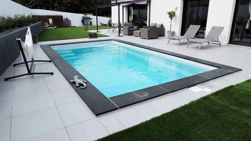 PISCINE COQUE POLYESTER A FOND PLAT MODELE : SUNSHINE 6 A  DRAGUIGNAN