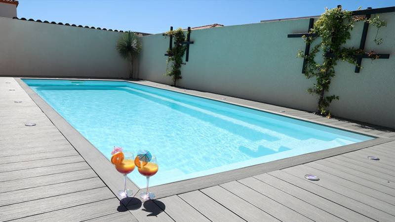 PISCINE COQUE POLYESTER A FOND PLAT MODELE : SUNSHINE 6 A  DRAGUIGNAN
