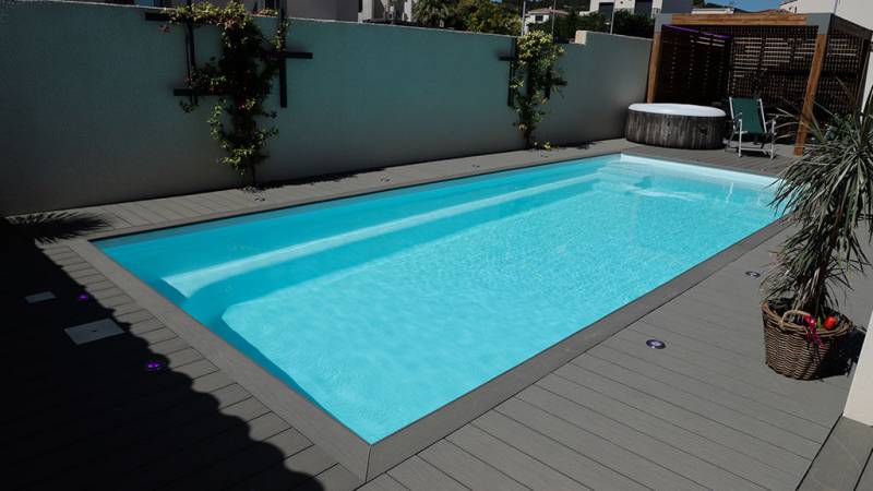 PISCINE COQUE POLYESTER A FOND PLAT MODELE : SUNSHINE 6 A  DRAGUIGNAN