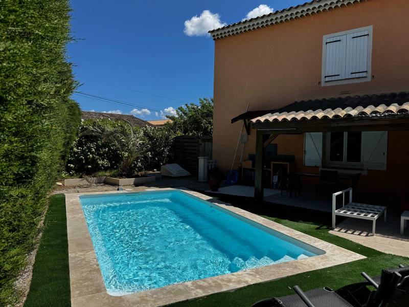 Piscine de moins de 10 mètre carré pour rentabiliser l'espace de son jardin Roquebrune sur Argens dans le Var 83