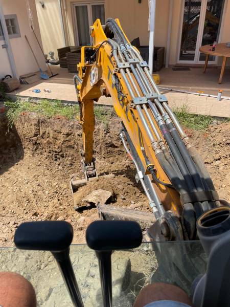 Terrassement de précision pour une piscine coque polyester par votre agence cocktail piscine plus spécialiste de la piscine coque polyester Roquebrune sur Argens proche Saint Raphael var