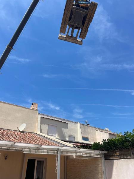 Terrassement de piscine coque polyester cocktail piscine à Cogolin dans le Var