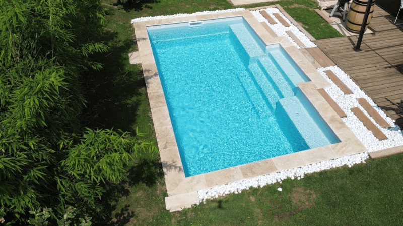 Piscine coque polyester garantie 20 ans en formule prête au bain