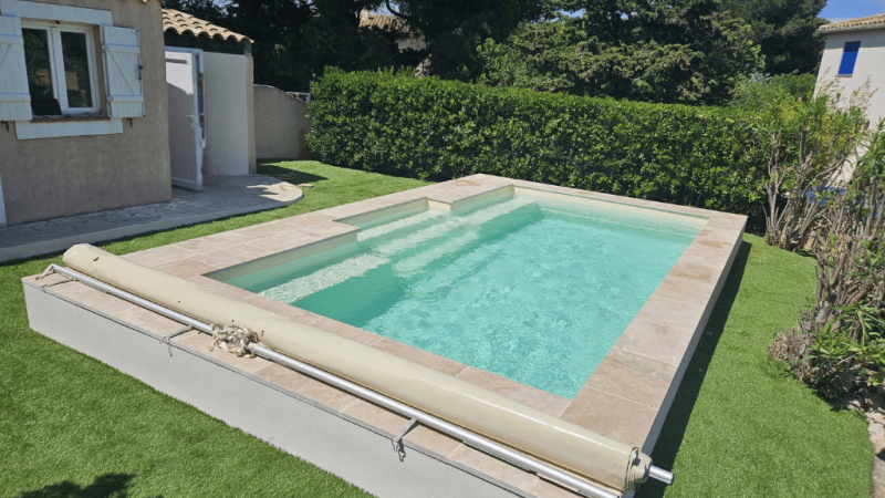 Cet escalier central incite à la baignade dans le var 