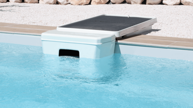 Devis pour pose de Piscine moins de 10 mètres carré coque polyester Shooter 4 design avec des escaliers traditionnelles et un grand espace de nage à  Draguignan dans le var 83