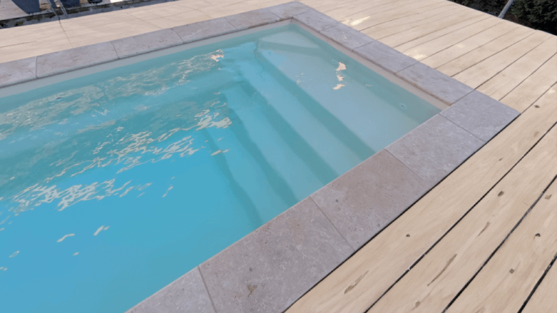 Entreprise avec de bons avis pour installer une Mini Piscine sans demande de travaux en coque polyester modèle Sunshine 4 idéale pour les petits terrain garantie 10 ans à Roquebrune-Sur-Argens dans le Var 83